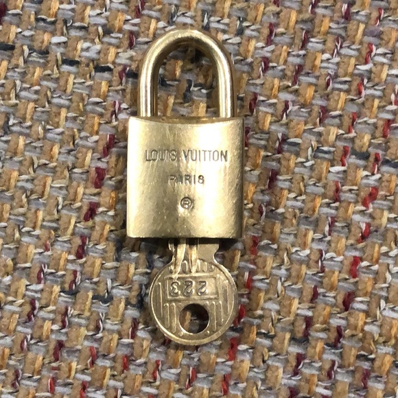 Vintage LV Louis Vuitton Padlock Lock & Key 223 - Picture 6 of 10